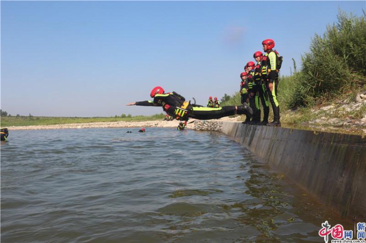 中国发布丨备战防汛抢险！森林消防员培训水域救援技能