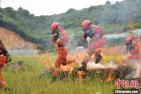 福建森林消防紧贴实战 开展中级消防员晋升培训
