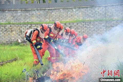 福建森林消防紧贴实战 开展中级消防员晋升培训