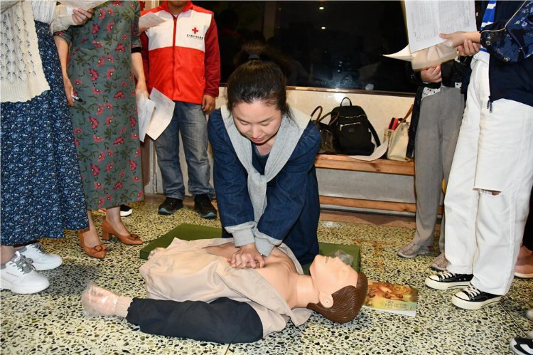 人人学急救 提高应急救护能力 壶山小学组织教师开展救护员培训