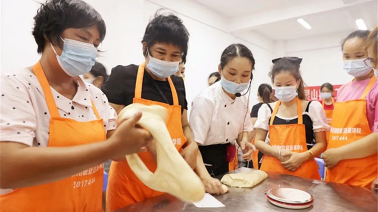 广西灵山县工人文化宫举办面包烘焙、母婴护理（月嫂）培训班