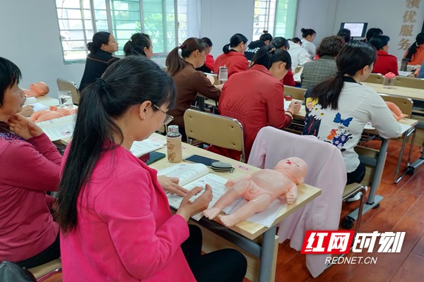 资兴市唐洞街道：家门口“月嫂”培训班促妇女就业