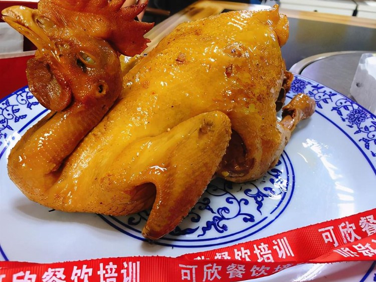 做什么餐饮不过时？在哪里学卤菜熟食技术培训？做什么项目投资小