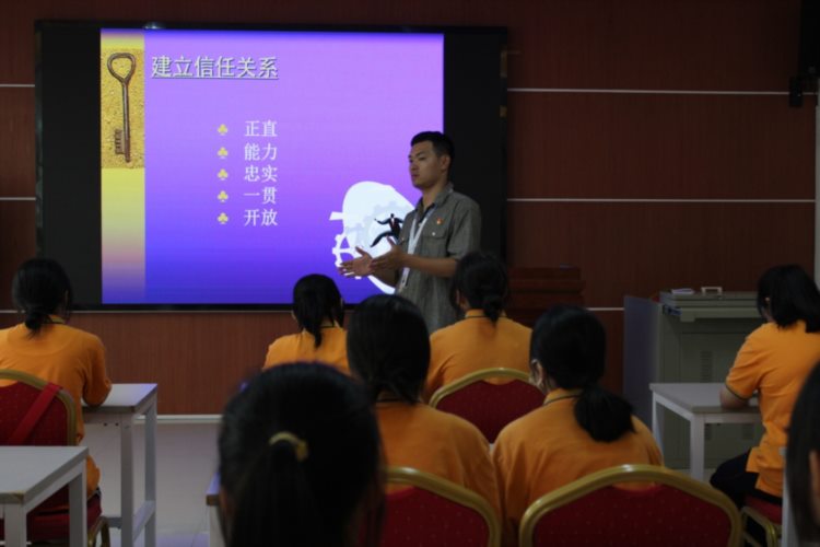 抱“团”成长 广西商业技师学院学生会开展团队素质拓展暨业务培训