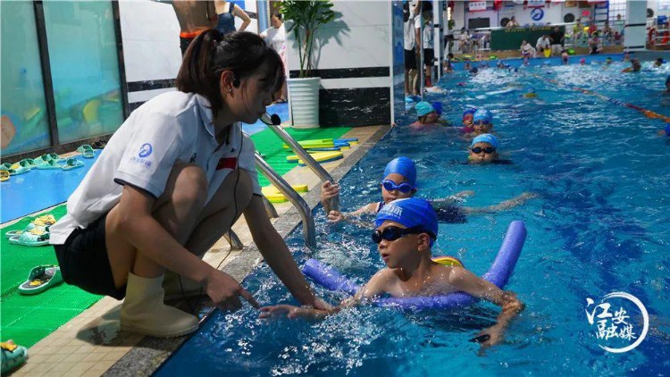 高温酷暑 学生游泳培训班受青睐