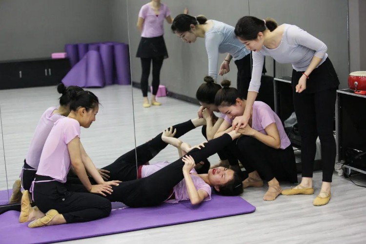 成都成人舞蹈培训机构谈成年人怎么练舞蹈基本功？