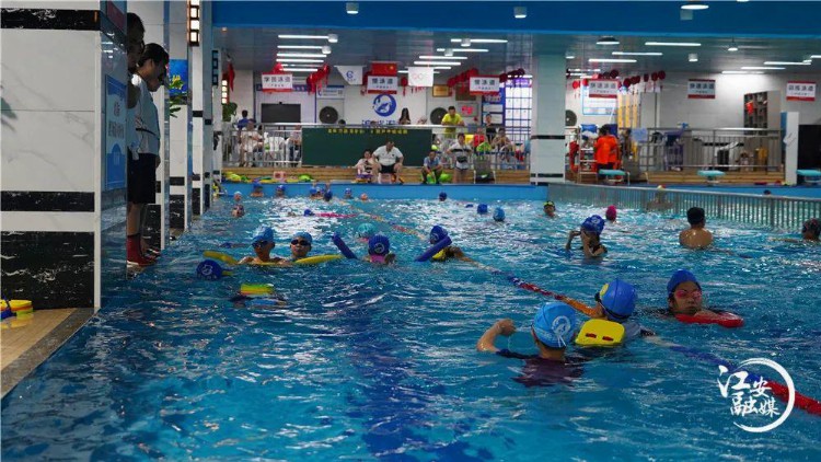 高温酷暑 学生游泳培训班受青睐