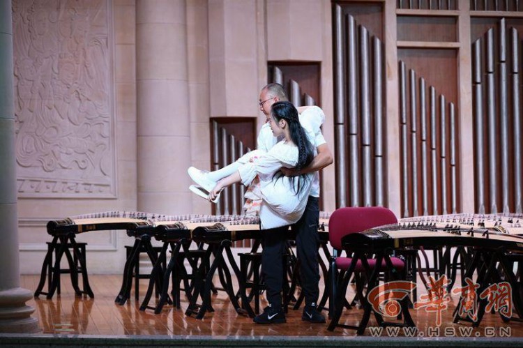 15岁截瘫女孩参加古筝比赛：父亲全程举琴架
