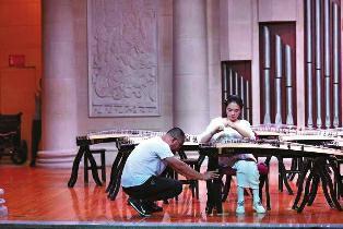 15岁截瘫女孩参加古筝比赛：父亲全程举琴架，观众评委泪目