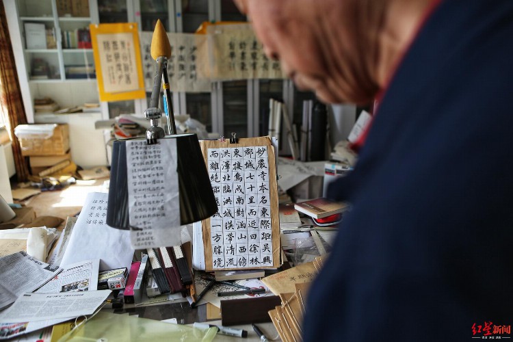 独家专访中国硬笔书法第一人庞中华：“活在”字帖上的人
