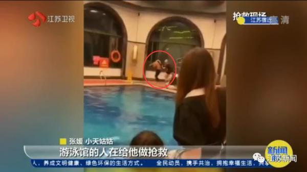 痛心！6岁男孩游泳课上不幸溺亡，水里挣扎10分钟无人发现……