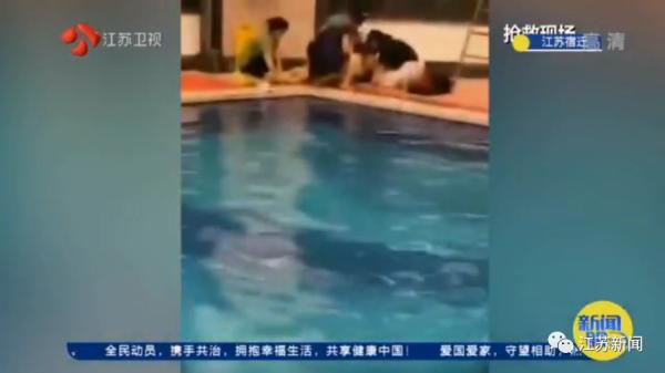 痛心！6岁男孩游泳课上不幸溺亡，水里挣扎10分钟无人发现……