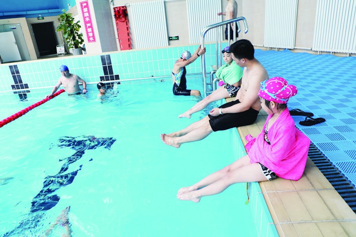 暑假“扎堆”学游泳馆里人气旺