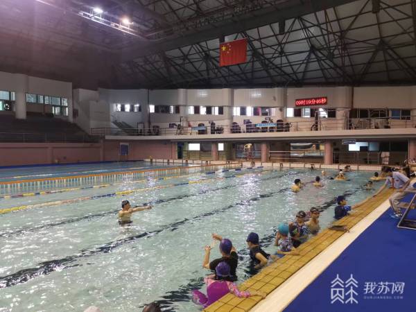 帮助特殊儿童 公益游泳培训班开课