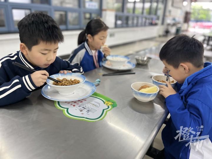 杭州这所学校的学生好幸福，可以到学校吃早餐！