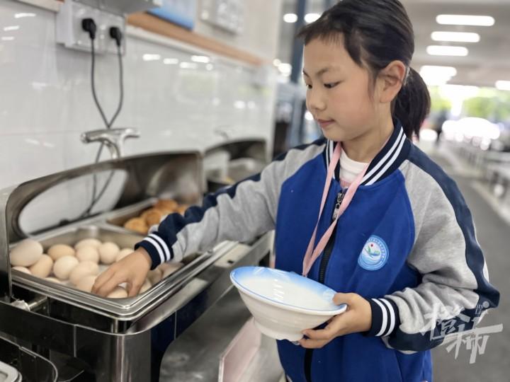 杭州这所学校的学生好幸福，可以到学校吃早餐！