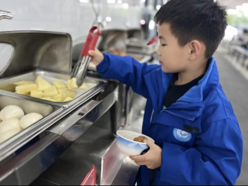 馒头、面条、馄饨……杭州有所小学推出暖心自助早餐