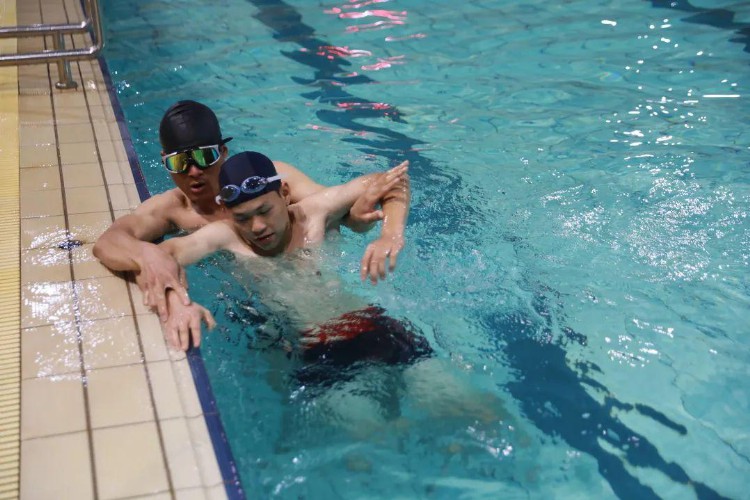 “泳”往直前！钦州消防开展全员游泳基础技能培训