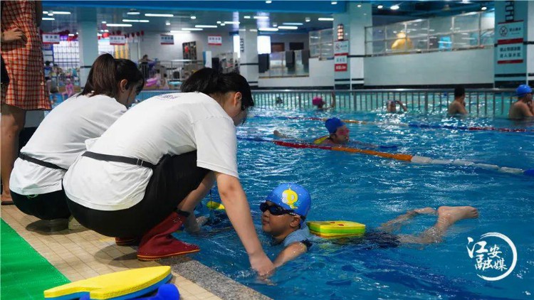 高温酷暑 学生游泳培训班受青睐