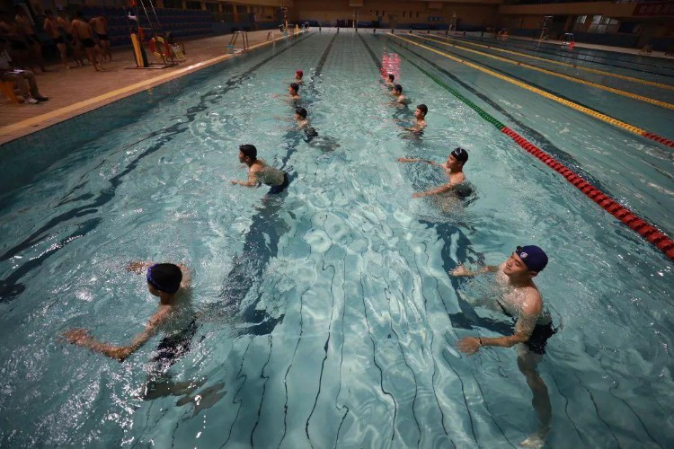 “泳”往直前！钦州消防开展全员游泳基础技能培训