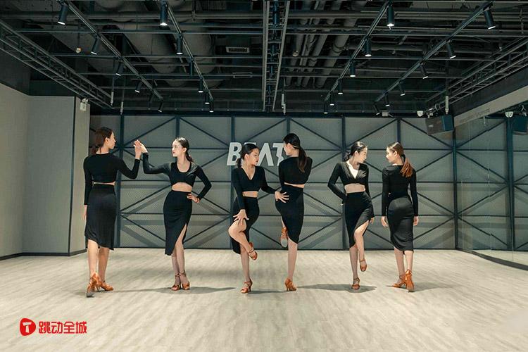 西安拉丁舞培训机构谈跳拉丁舞锻炼柔韧性的方法