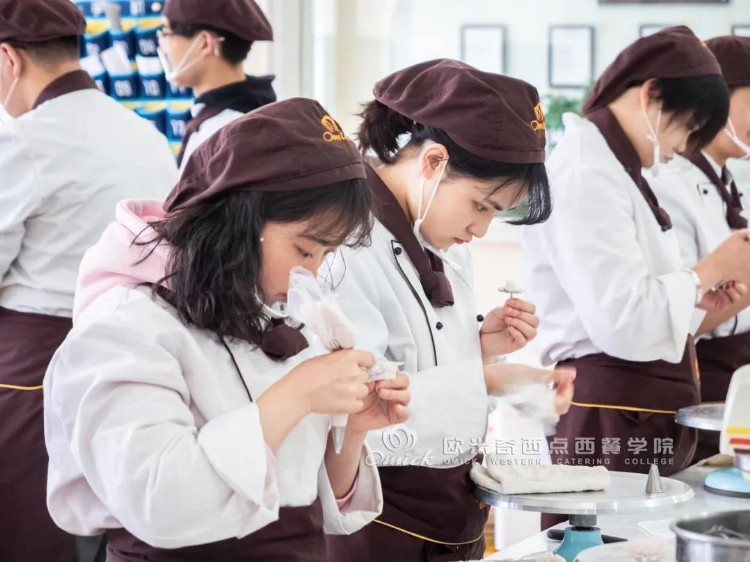 南京培训西点师学费多少？南京西点烘焙学校排名如何？