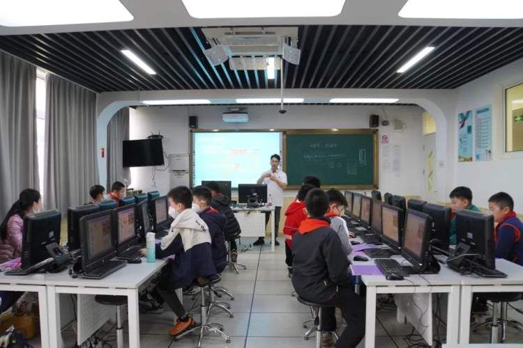 长宁这所小学携手爱立信为学生开设计算机编程课程