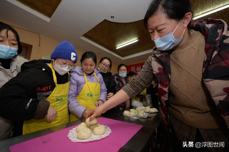 河南郑州：失业人员参加再就业培训 炸油条包包子，不亦乐乎