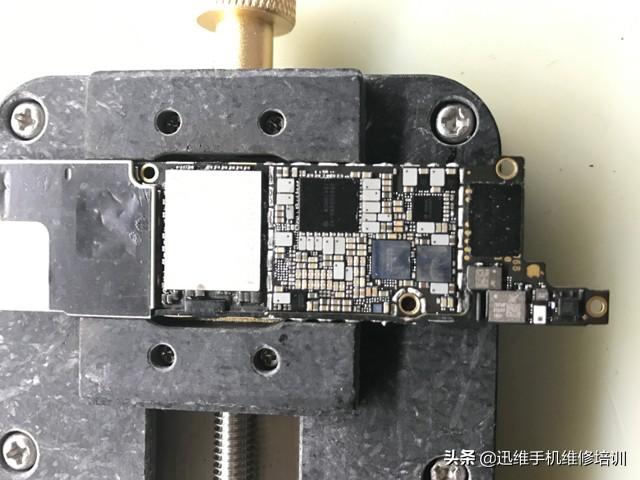 iPhone XR正常使用不开机，充电没反应，实拆机器检测原因在哪？
