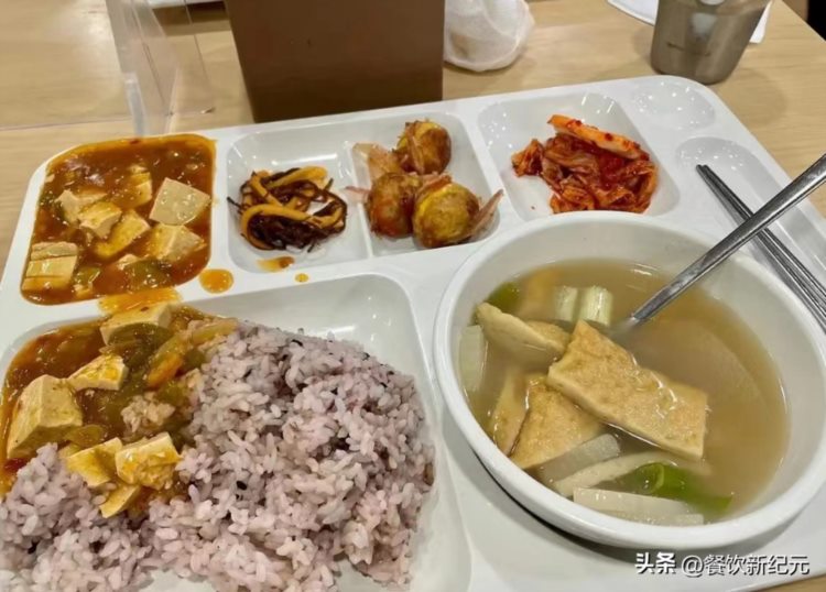 表妹晒韩国学校伙食，舅妈看后不淡定了：给你的6000生活费呢？