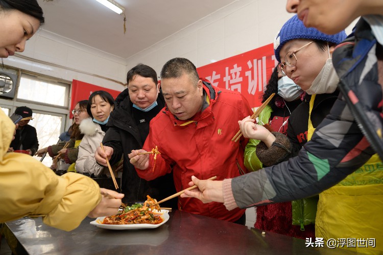 河南郑州：失业人员参加再就业培训 炸油条包包子，不亦乐乎