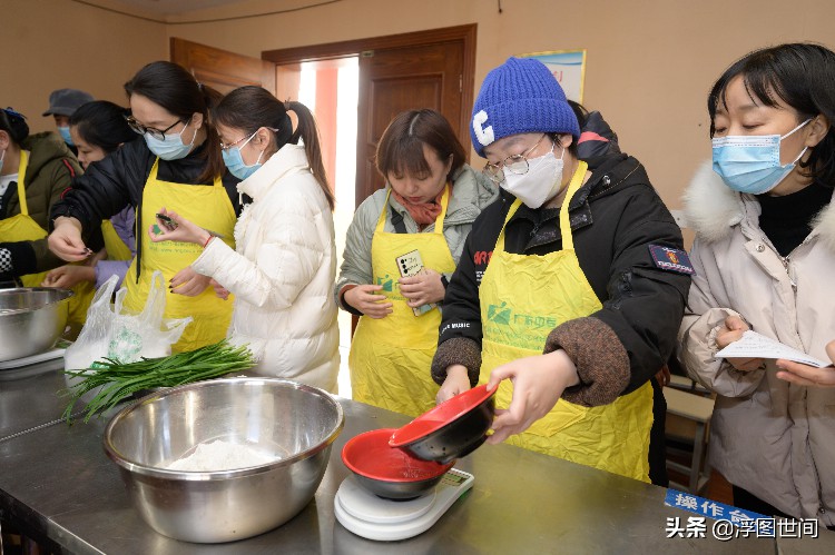 河南郑州：失业人员参加再就业培训 炸油条包包子，不亦乐乎