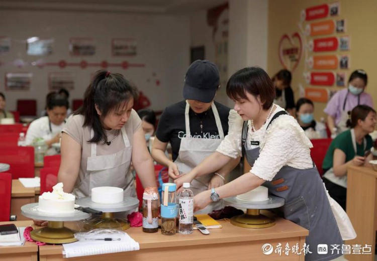 垦利区西点烘焙·鲜花美学技能培训班开班授课