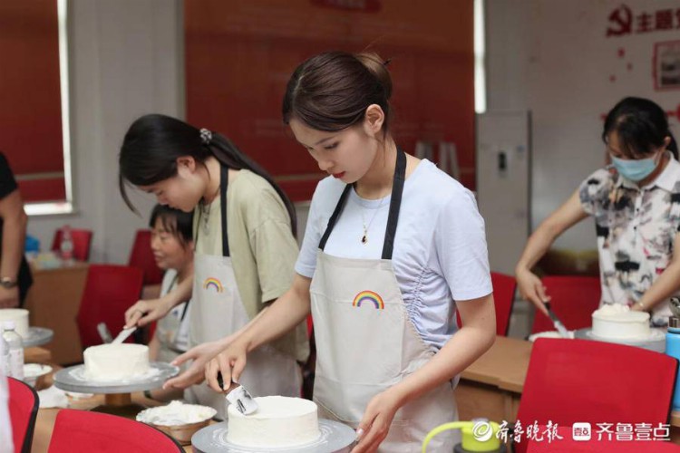 垦利区西点烘焙·鲜花美学技能培训班开班授课