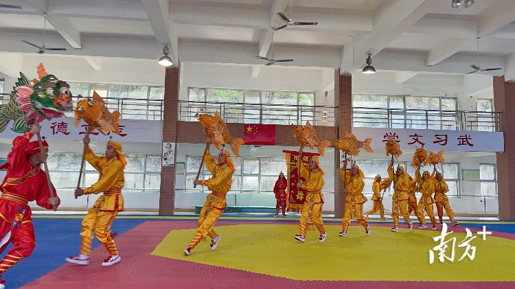 粤东传统舞蹈研习团走进韩师，观摩了这一潮州民间舞蹈→