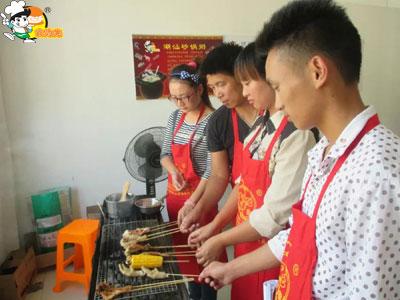 开烧烤店一年挣多少钱，无锡有烧烤培训的地方吗