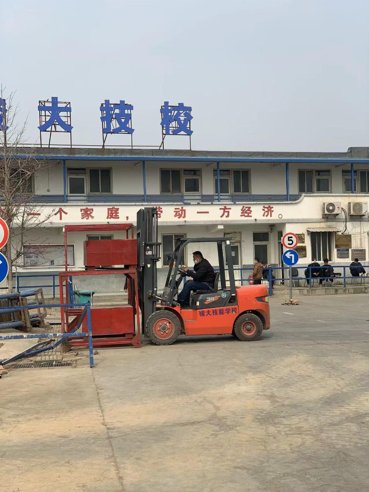 济南叉车培训学校在哪里商河电焊培训挖掘机学习到骏大技校