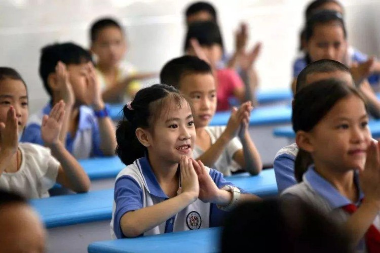 调查来了！城市学生每周课外培训时间超10小时！上海培训机构“白名单”已超千家