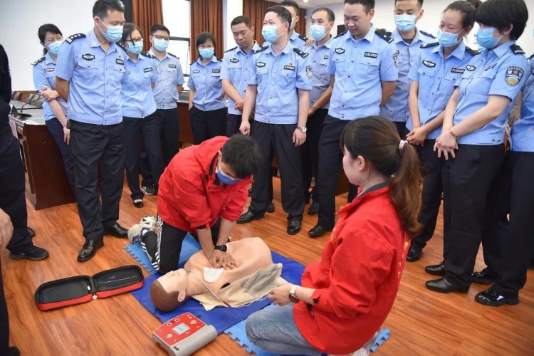 “这堂课太有用！”急诊医师带来急救知识技能培训，民警这样说