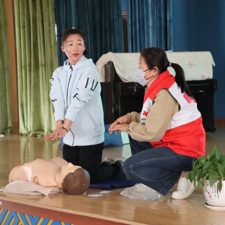 健康同行，为幼护航---额济纳旗蒙古族幼儿园急救知识培训