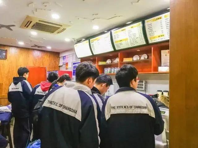 “补课奶茶店”开张，在作死的边缘疯狂打擦边球