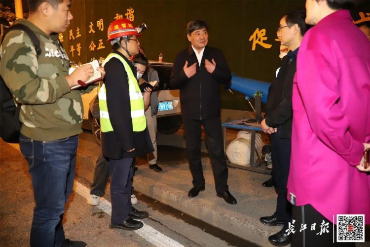 局长深夜11点马路办公，排查背街小巷