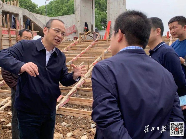 局长深夜11点马路办公，排查背街小巷