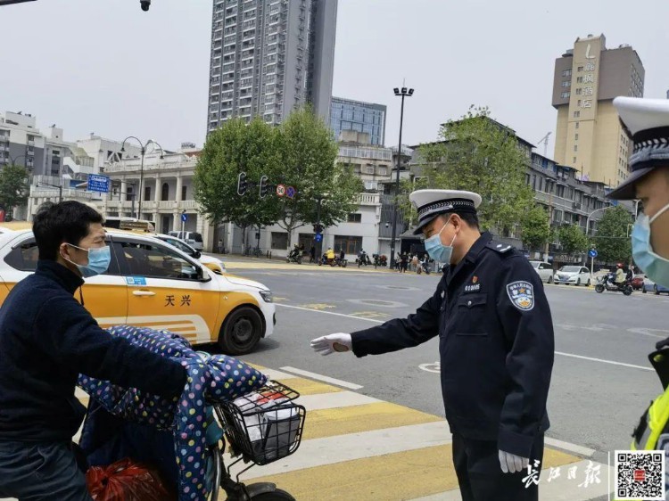 局长深夜11点马路办公，排查背街小巷