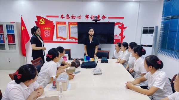 淅川农商银行对全行女职工进行化妆培训