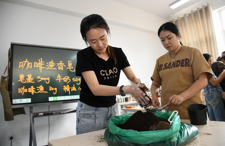 （新华全媒 ）陕西西安：咖啡培训帮助听力残疾人实现就业
