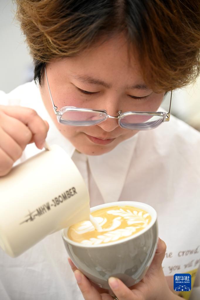 新华全媒 丨陕西西安：咖啡培训帮助听力残疾人实现就业
