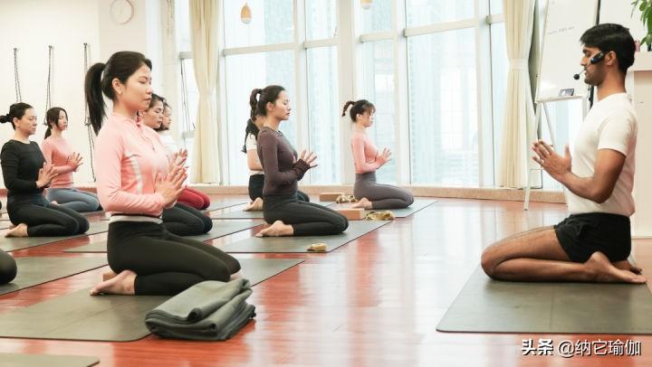 如何成为专业的瑜伽教练？佛山学习瑜伽教练培训内行大揭秘