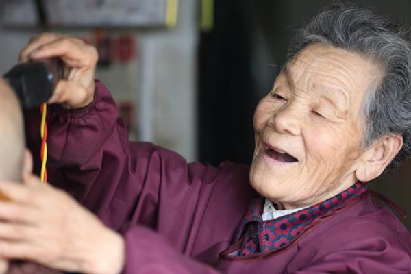 2元钱理发！ 许昌83岁老太坚持了20年：涨价对不住人家