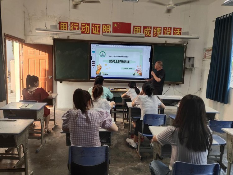 薪火相传，助力成长——港城二小长河校区开展新教师业务培训